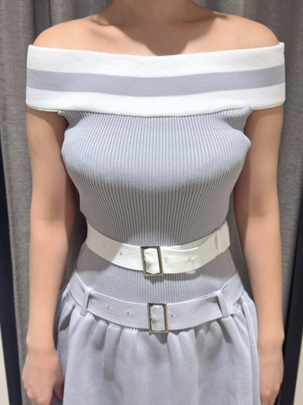 ブラック系のサンダル、グレー系のワンピース、ブラック系のバレッタ/ヘアクリップを着用したレディースの秋コーディネートの4枚目の写真