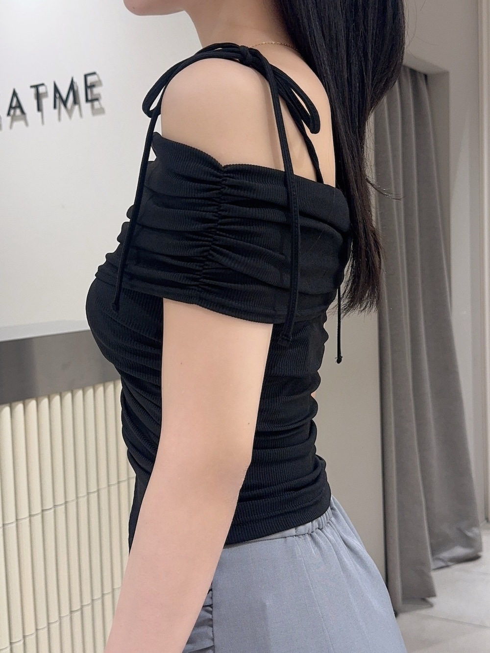 ブラック系のサンダル、グレー系のスカート、ブラック系のTシャツ/カットソーを着用したレディースの夏コーディネートの6枚目の写真
