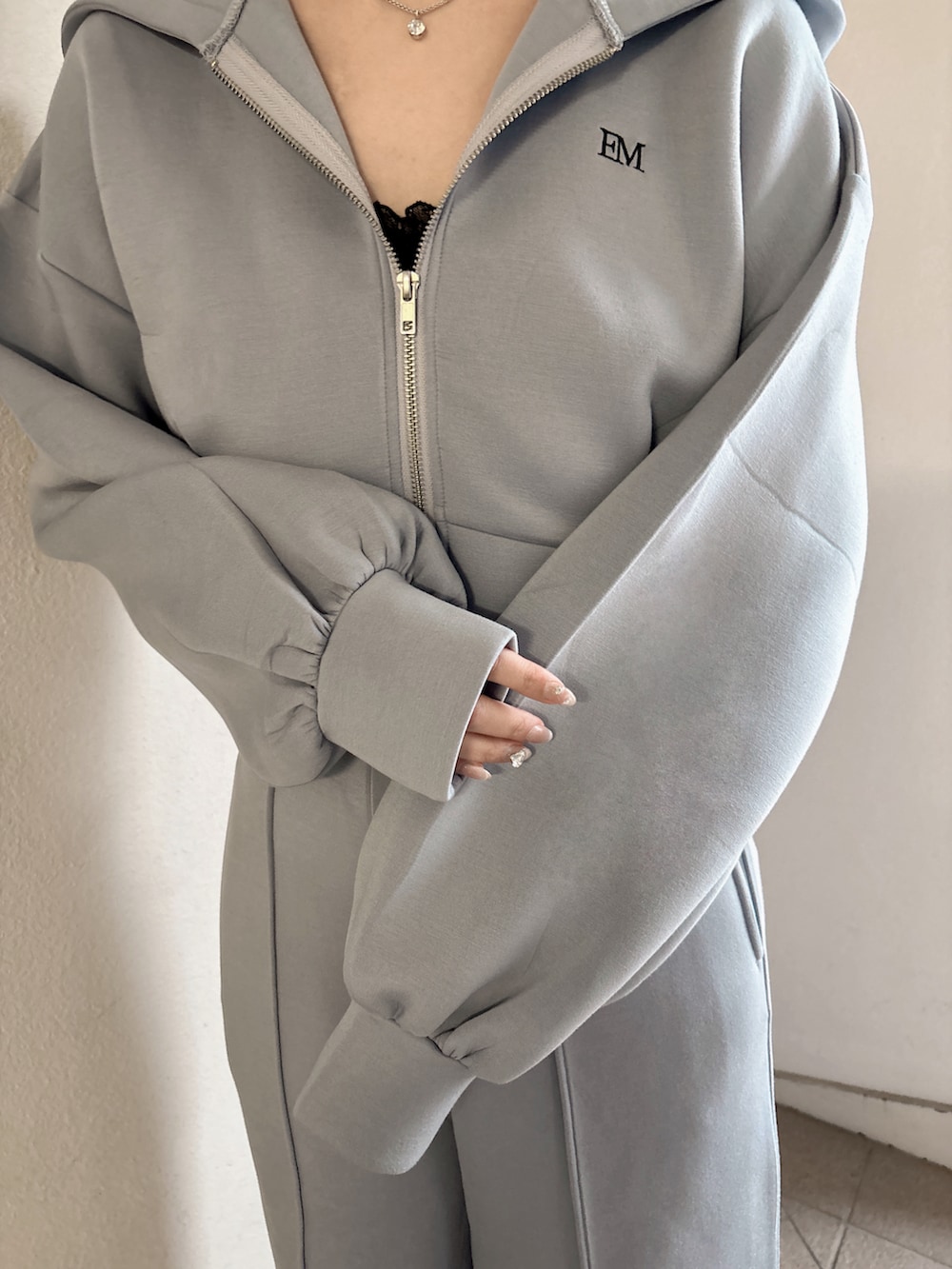 ブルー系のパーカー、ブルー系のその他パンツ、ブラック系のローファーを着用したレディースの冬コーディネートの5枚目の写真