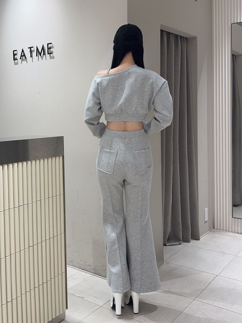 グレー系のその他パンツ、グレー系のスウェット、ホワイト系のブーツを着用したレディースの冬コーディネートの4枚目の写真