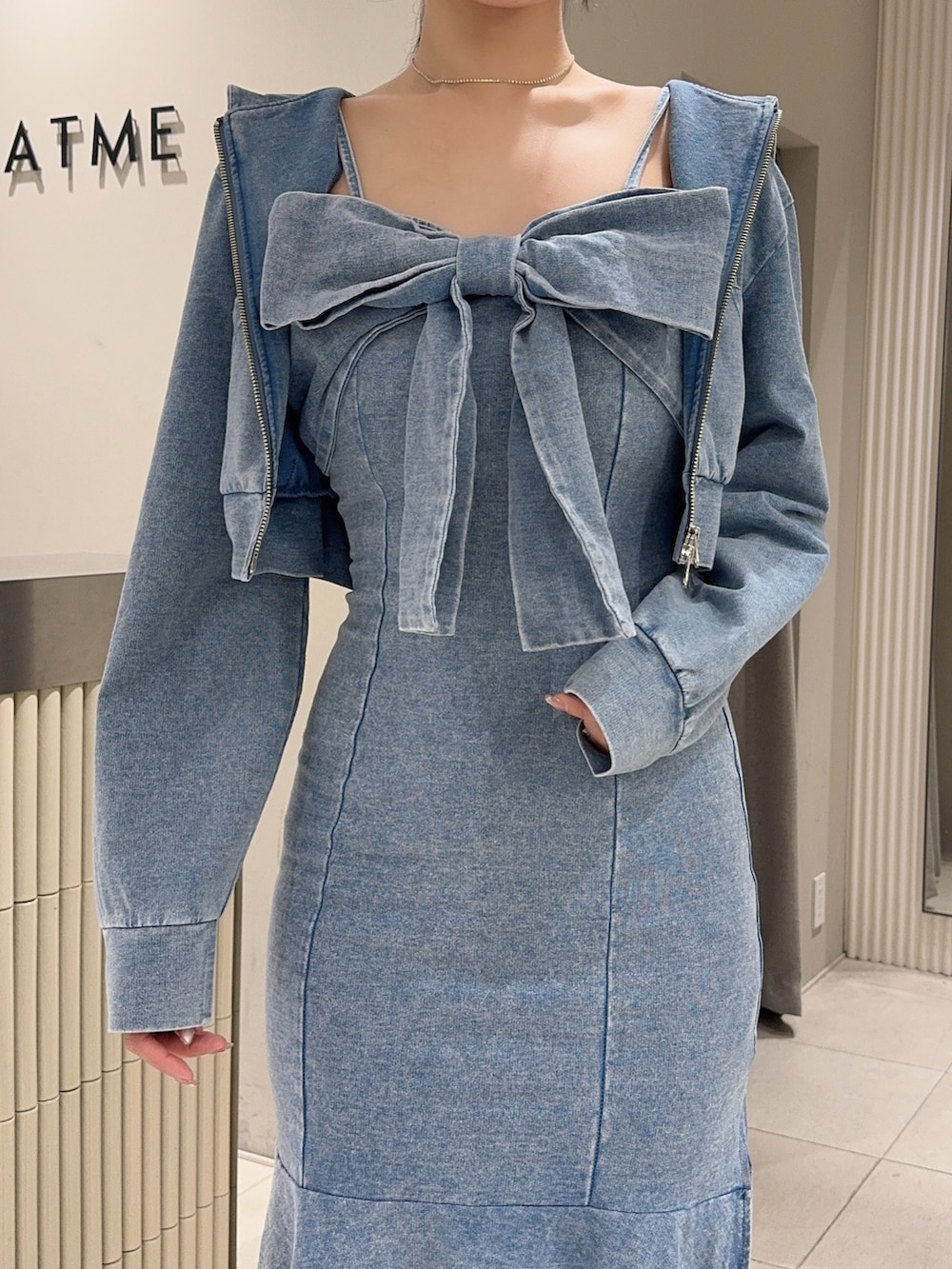 ブルー系のワンピース、ブルー系のパーカー、ブラック系のブーツを着用したレディースの春コーディネートの5枚目の写真