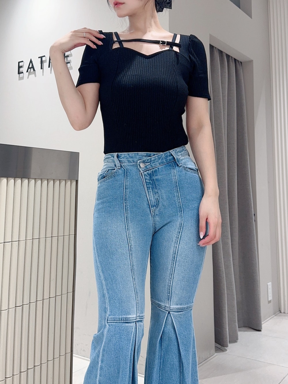 ブラック系のTシャツ/カットソー、ブルー系のデニムパンツ、ホワイト系のサンダルを着用したレディースの夏コーディネートの4枚目の写真