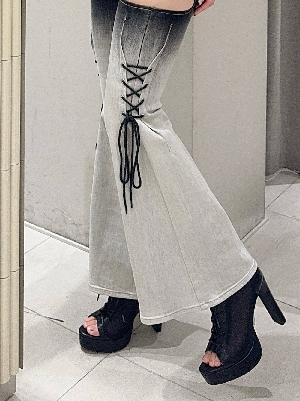 その他のデニムパンツ、グレー系のTシャツ/カットソー、ブラック系のブーツを着用したレディースの冬コーディネートの5枚目の写真