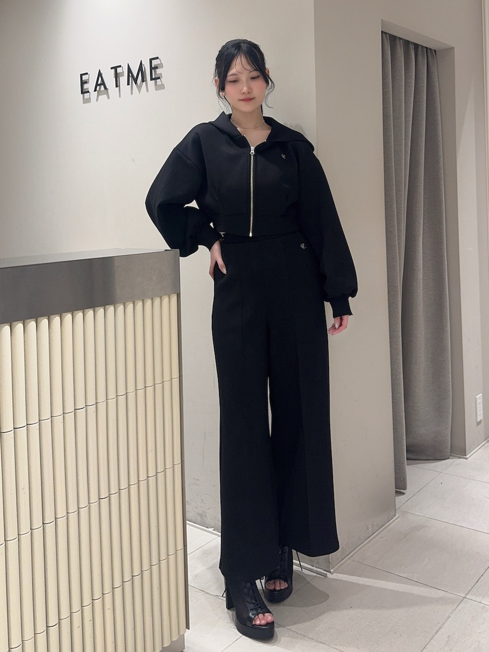 ブラック系のその他パンツ、ホワイト系のニット/セーター、ブラック系のパーカーを着用したレディースの冬コーディネートの4枚目の写真