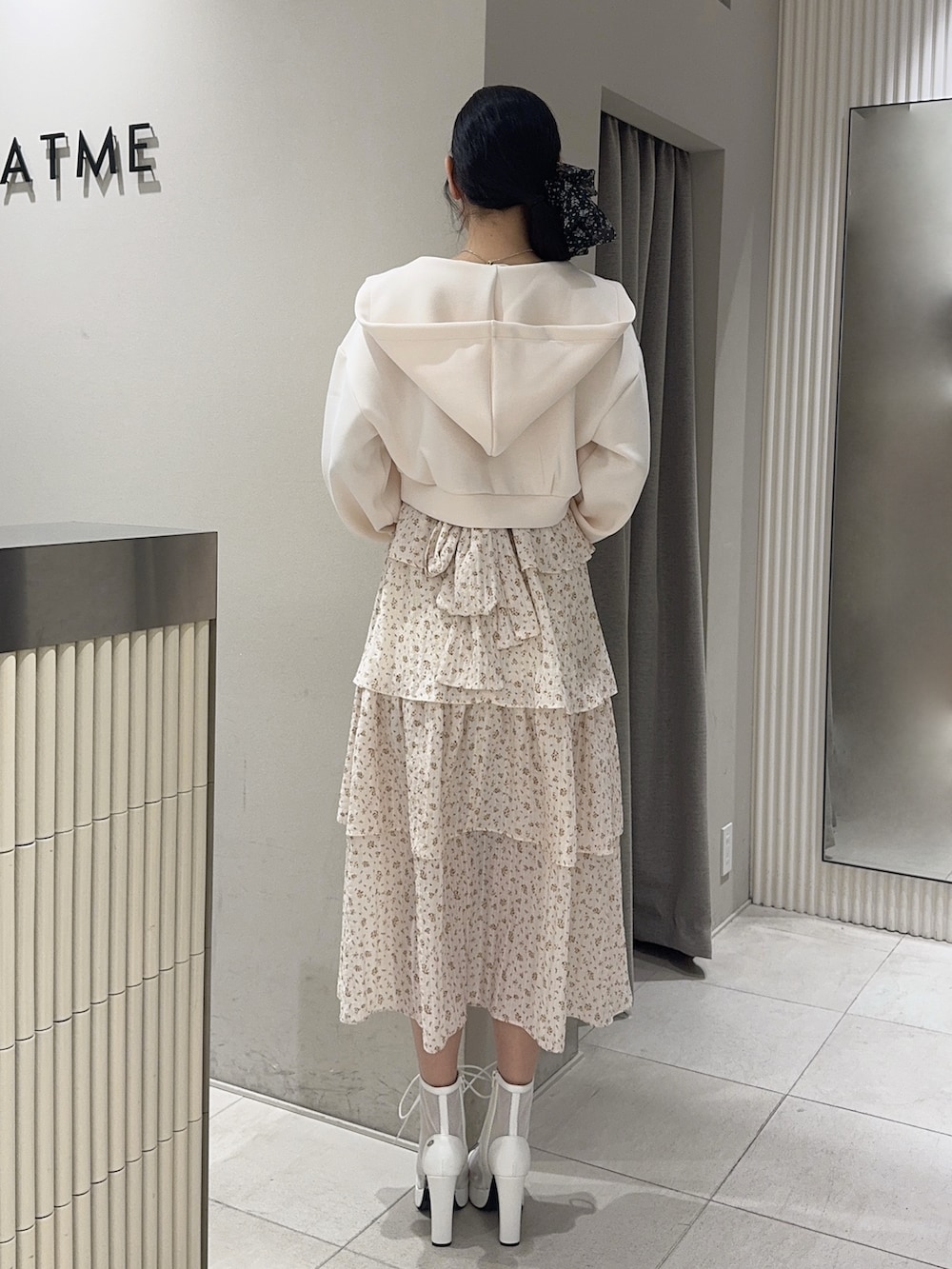 ホワイト系のワンピース、ホワイト系のパーカー、ホワイト系のブーツを着用したレディースの春コーディネートの3枚目の写真