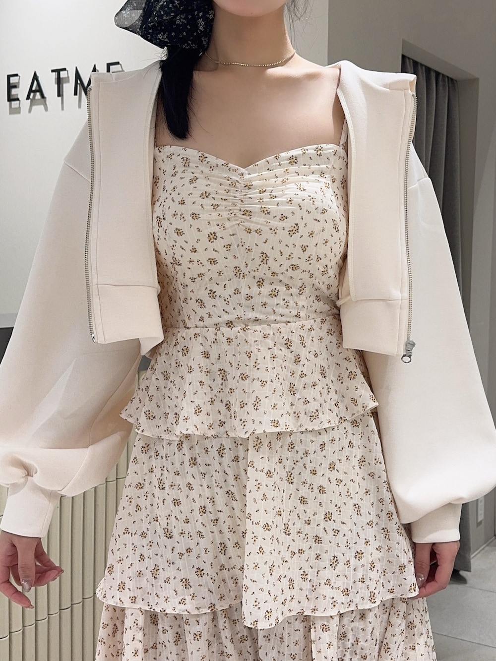 ホワイト系のワンピース、ホワイト系のパーカー、ホワイト系のブーツを着用したレディースの春コーディネートの4枚目の写真