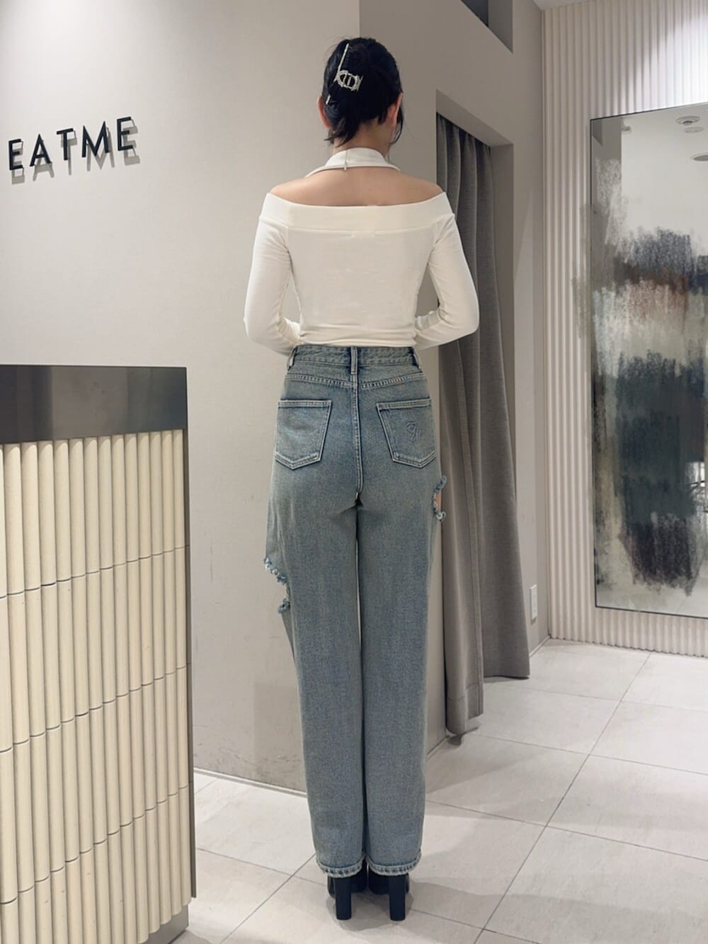 ブラック系のサンダル、ホワイト系のTシャツ/カットソー、ブルー系のデニムパンツを着用したレディースの秋コーディネートの3枚目の写真