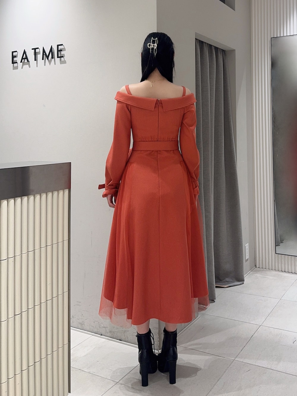 ベージュ系のワンピース、ブラック系のブーツ、ブラック系のハンドバッグを着用したレディースの春コーディネートの4枚目の写真