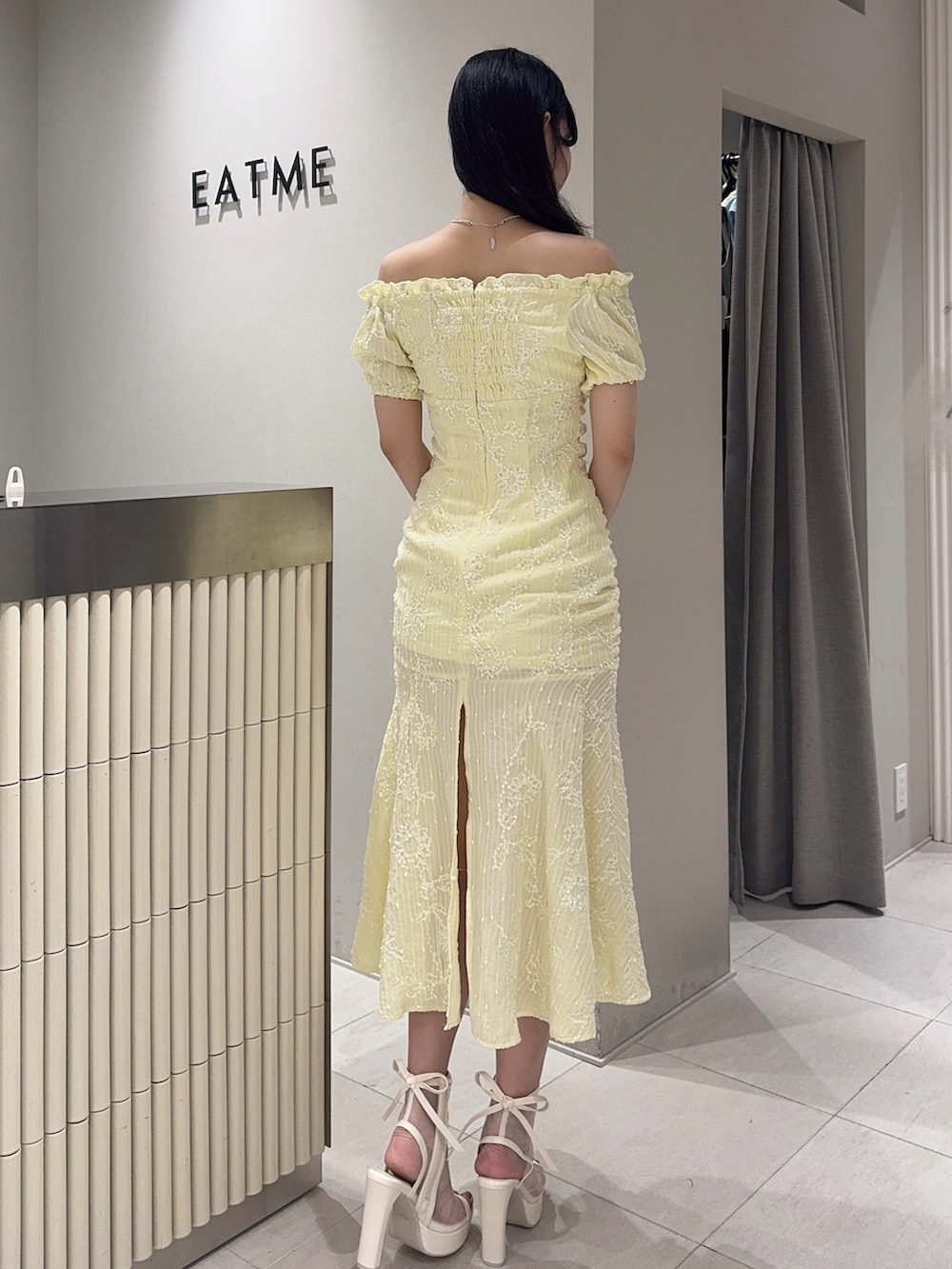 「夏コーデ、デートコーデ、ワンピース、大人ガーリーコーデ、高身長コーデ、骨格ウェーブ、EATME」｜「EATMEのオフショルシャーリングワンピース（ワンピース、イエロー系）」を使った、奏さん（骨格ウェーブ・レディース・169cm）の夏コーディネートの3枚目の写真