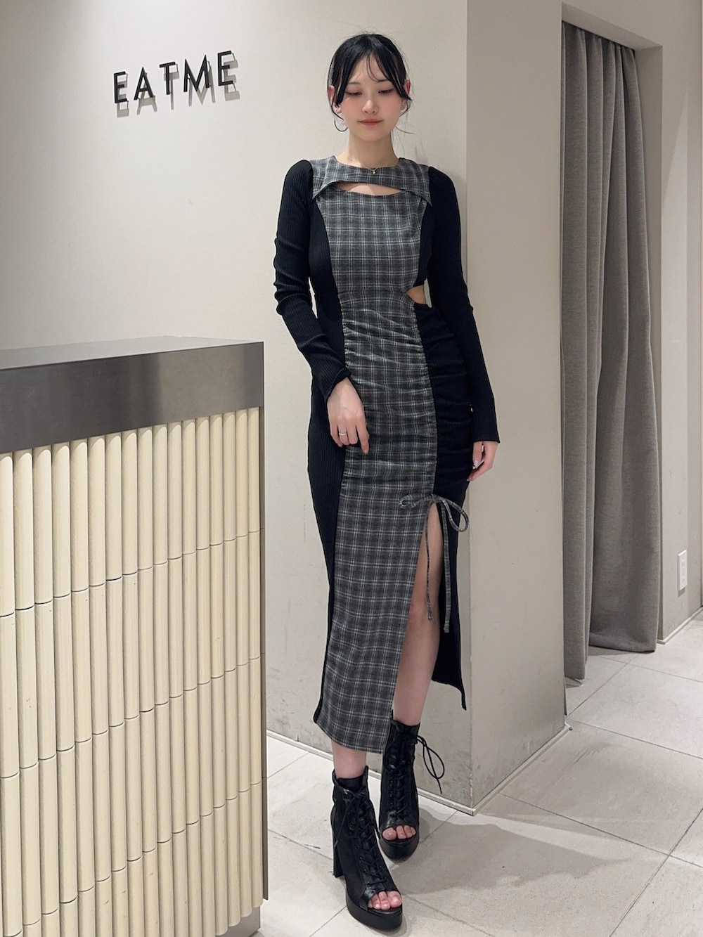 その他のワンピース、ブラック系のブーツ、ゴールド系のネックレスを着用したレディースの冬コーディネートの2枚目の写真