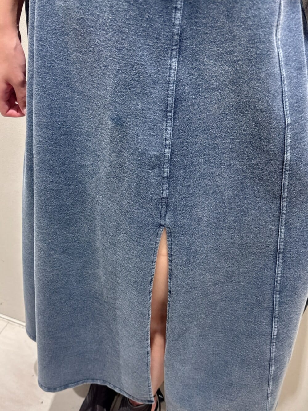 ブラック系のサンダル、ブルー系のワンピース、ブラック系のバレッタ/ヘアクリップを着用したレディースの秋コーディネートの5枚目の写真