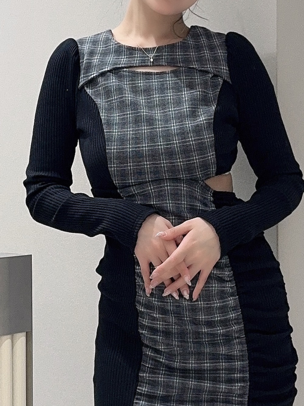 その他のワンピース、ブラック系のブーツ、ゴールド系のネックレスを着用したレディースの冬コーディネートの5枚目の写真