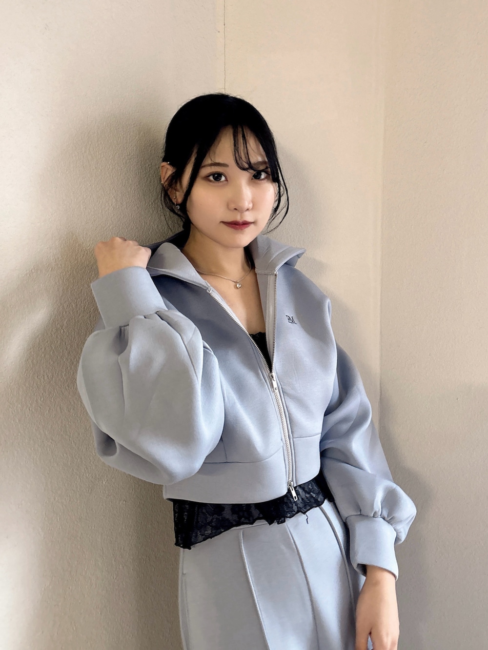 ブルー系のパーカー、ブルー系のその他パンツ、ブラック系のローファーを着用したレディースの冬コーディネートの3枚目の写真