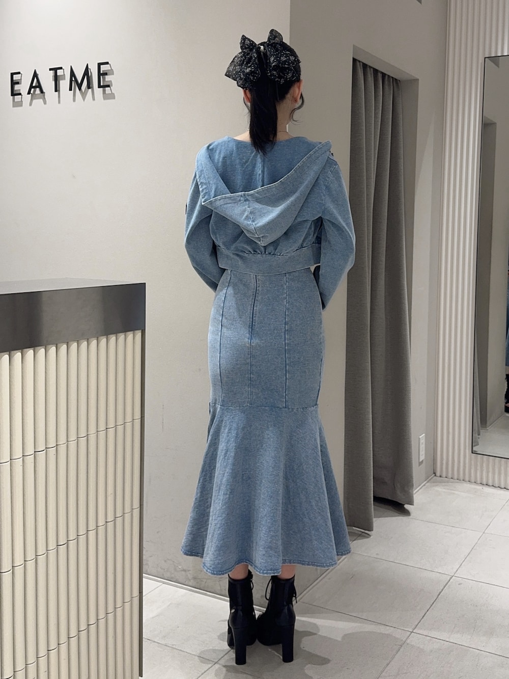 ブルー系のワンピース、ブルー系のパーカー、ブラック系のブーツを着用したレディースの春コーディネートの3枚目の写真