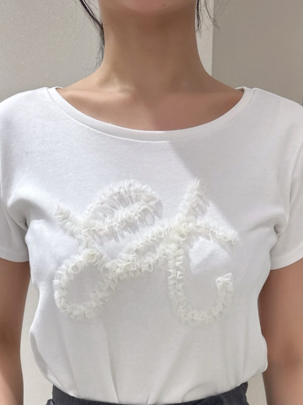 ブラック系のサンダル、ホワイト系のTシャツ/カットソー、ブルー系のデニムスカートを着用したレディースの夏コーディネートの6枚目の写真