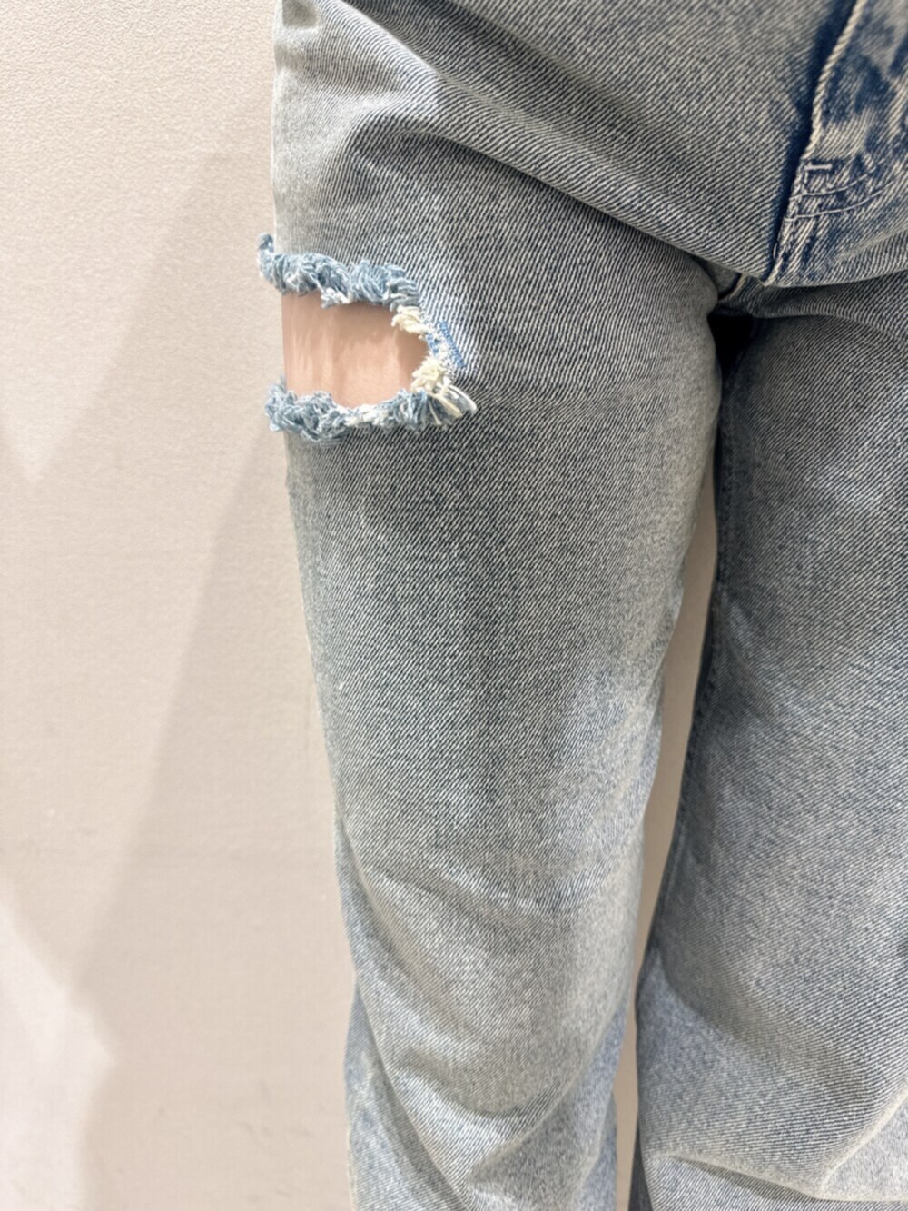 ブラック系のサンダル、ホワイト系のTシャツ/カットソー、ブルー系のデニムパンツを着用したレディースの秋コーディネートの4枚目の写真