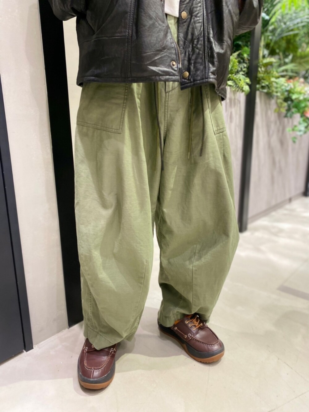 「秋のコーデ、ストリートコーデ、休日スタイル、厚底シューズ、ジャケットスタイル」｜「BEAVERのNeedles/ニードルズ H.D. PANT - FATIGUE（パンツ、ブラック系）」を使った、kotarooooさん（メンズ・170cm）の秋コーディネートの3枚目の写真