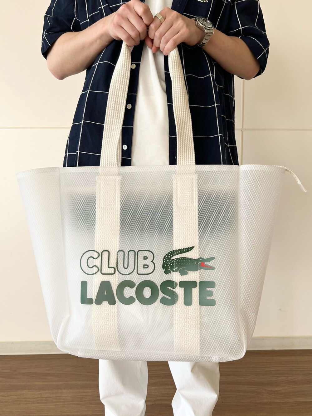 「春コーデ、シャツコーデ、おでかけコーデ」｜「LACOSTEのヘビーウェイトブランドネームロゴTシャツ（Tシャツ/カットソー、ホワイト系）」を使った、hayatonさん（メンズ・167cm）の夏コーディネートの5枚目の写真