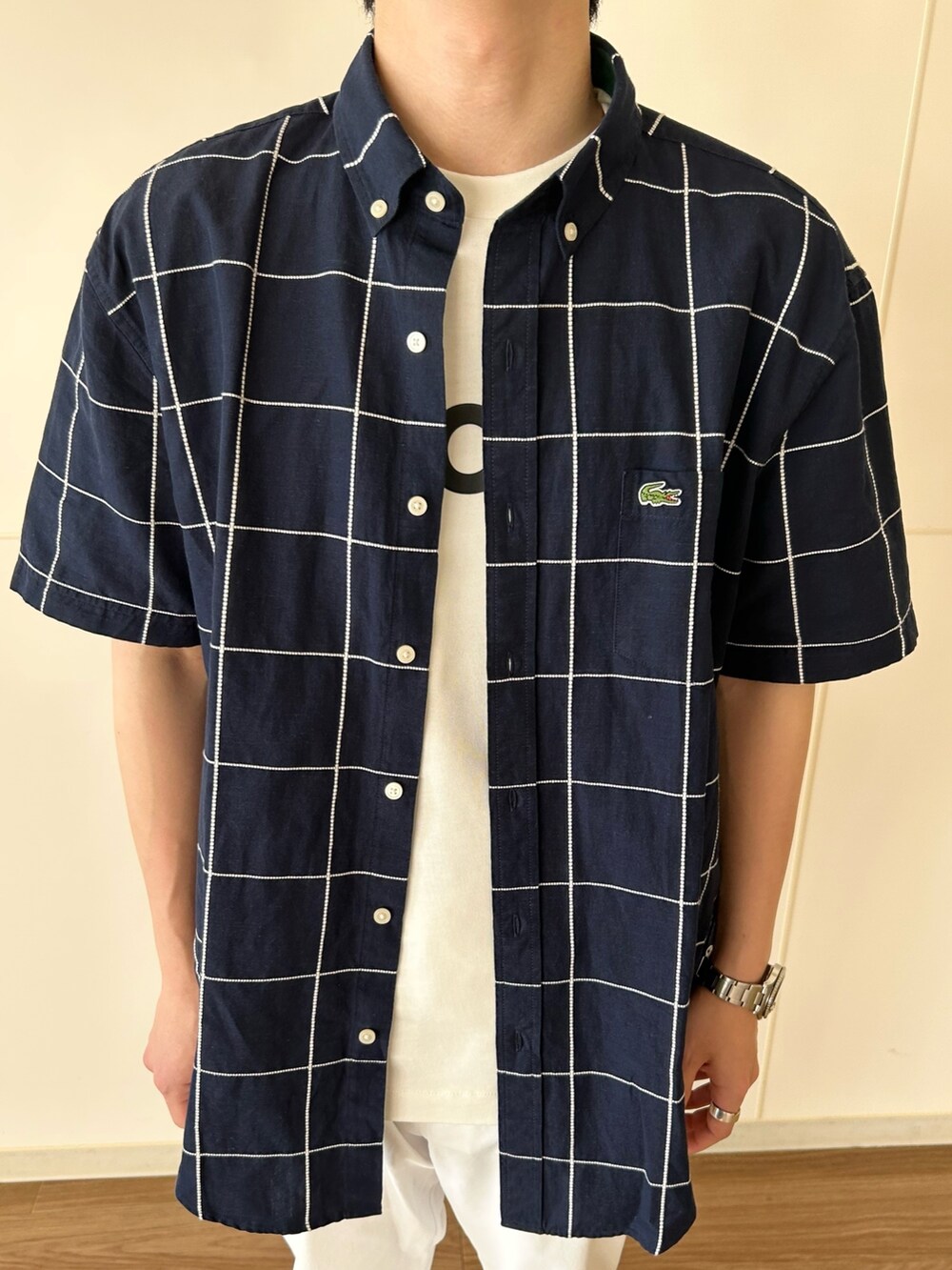 「春コーデ、シャツコーデ、おでかけコーデ」｜「LACOSTEのヘビーウェイトブランドネームロゴTシャツ（Tシャツ/カットソー、ホワイト系）」を使った、hayatonさん（メンズ・167cm）の夏コーディネートの4枚目の写真