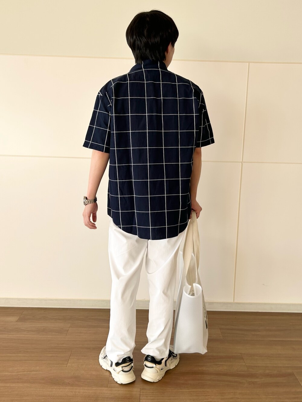 「春コーデ、シャツコーデ、おでかけコーデ」｜「LACOSTEのヘビーウェイトブランドネームロゴTシャツ（Tシャツ/カットソー、ホワイト系）」を使った、hayatonさん（メンズ・167cm）の夏コーディネートの3枚目の写真