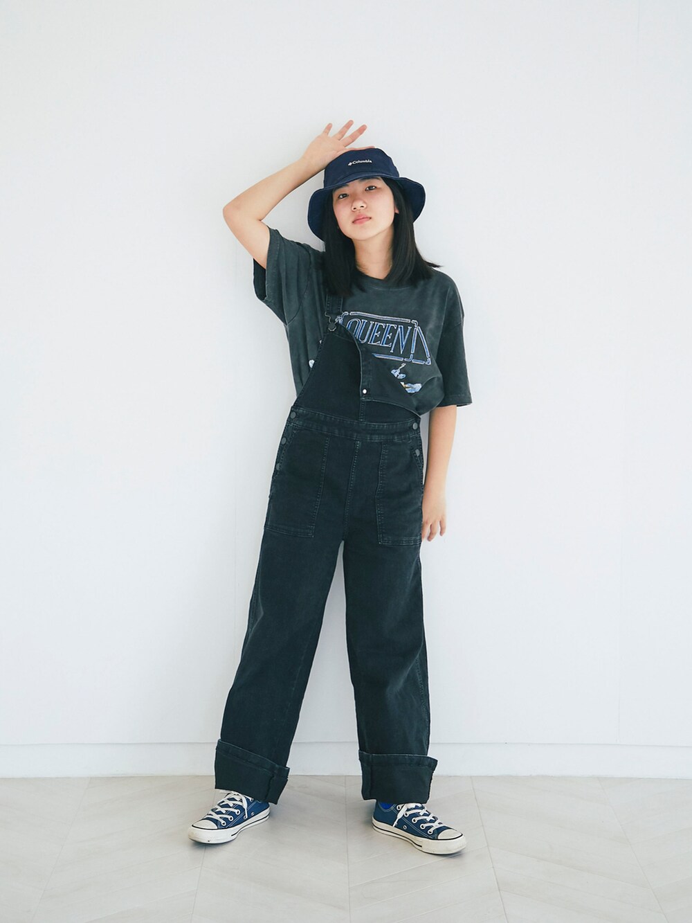 ブラック系のTシャツ/カットソー、ブラック系のサロペット/オーバーオール、ブルー系のスニーカーを着用したキッズの春コーディネートの2枚目の写真