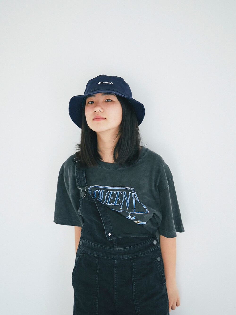 ブラック系のTシャツ/カットソー、ブラック系のサロペット/オーバーオール、ブルー系のスニーカーを着用したキッズの春コーディネートの3枚目の写真