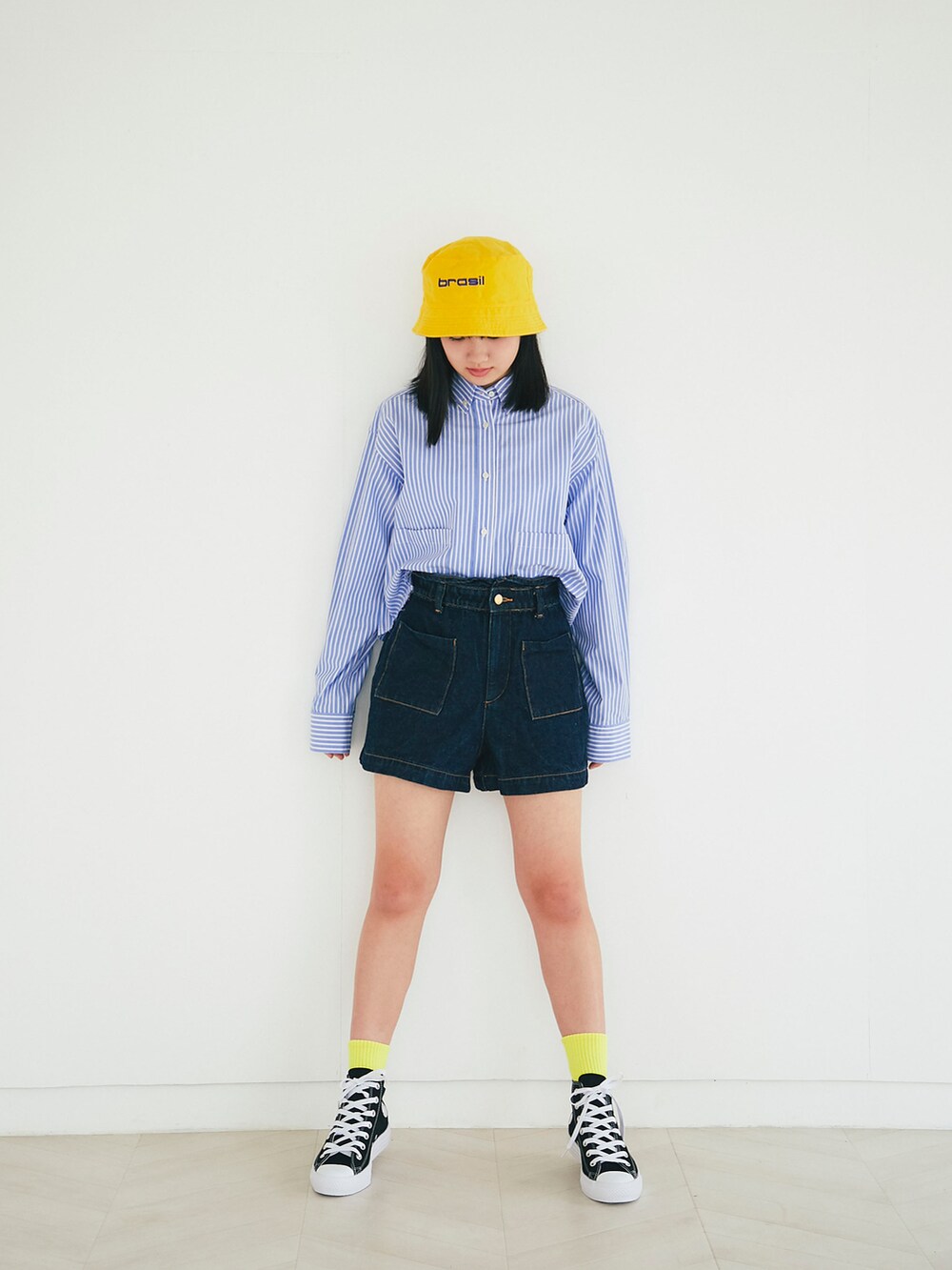 ブルー系のシャツ/ブラウス、ブルー系のデニムパンツ、ブラック系のスニーカーを着用したキッズの春コーディネートの2枚目の写真