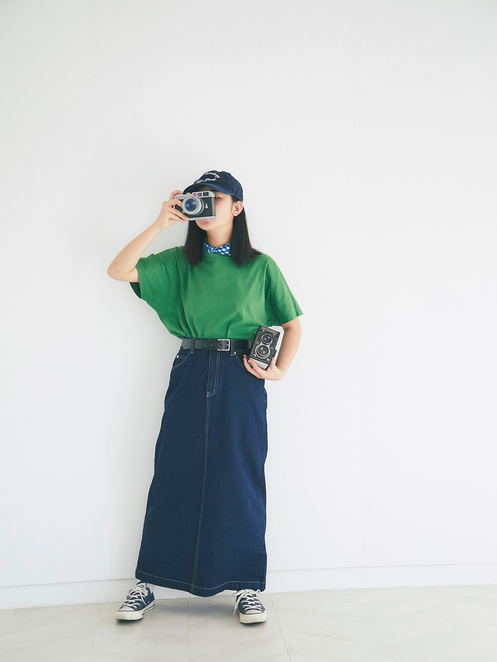 「休日コーデ、デニムスカート、デニム オン デニム、コンバース、カジュアルコーデ、シンプルコーデ、キャップ、初夏コーデ、ストリート、グリーン、春コーデ、デニム、スニーカー、ロングスカート、お出かけコーデ日記」｜「UNIQLOのアイテム（Tシャツ/カットソー、グリーン系）」を使った、ゆうかまるさん（キッズ・153cm）の春コーディネートの2枚目の写真
