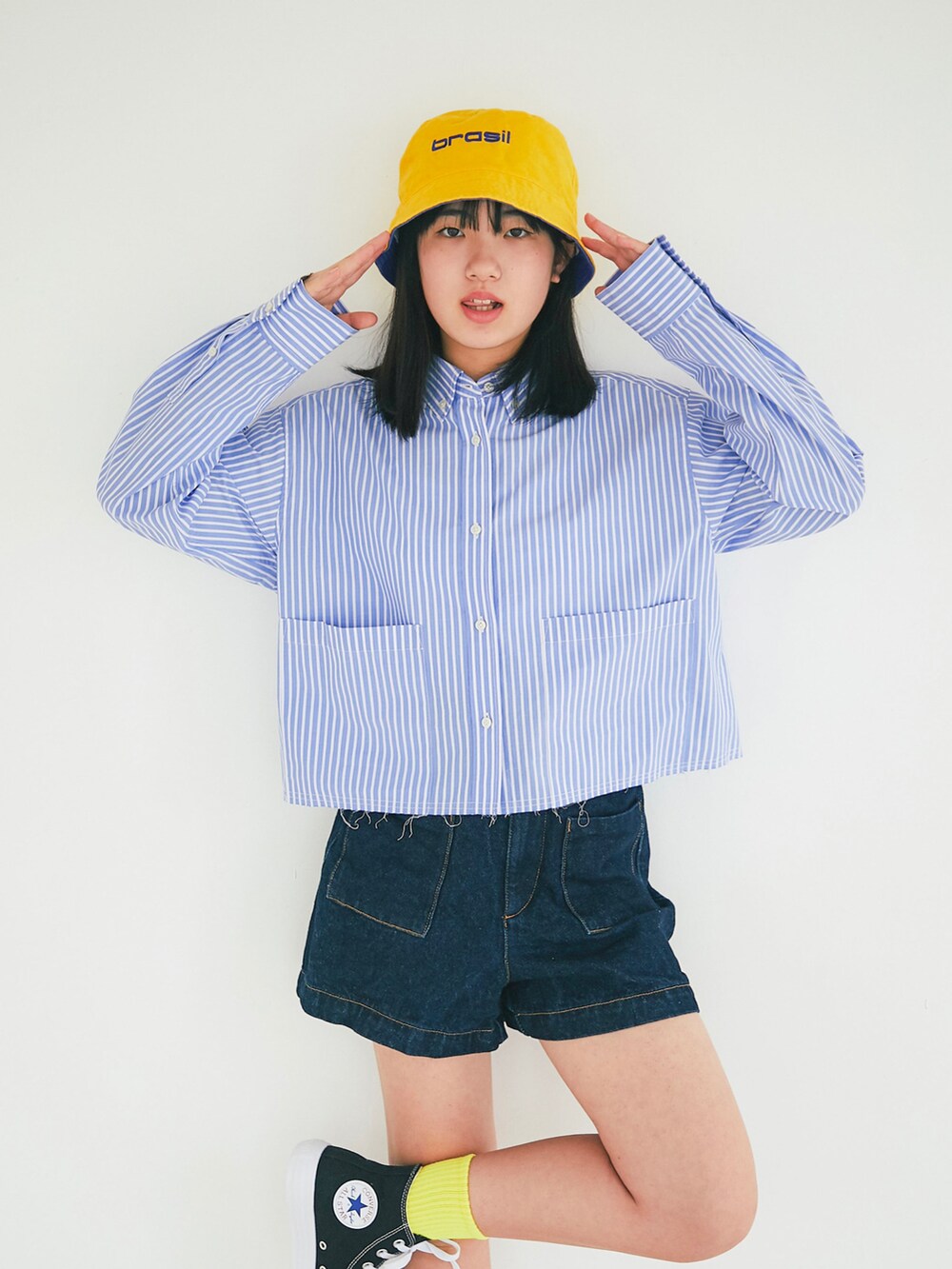 ブルー系のシャツ/ブラウス、ブルー系のデニムパンツ、ブラック系のスニーカーを着用したキッズの春コーディネートの3枚目の写真