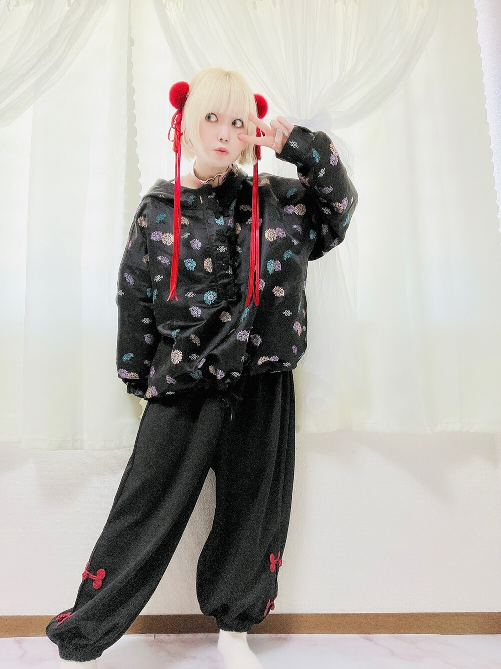 その他のブルゾン、ブラック系のその他パンツを着用したレディースの春コーディネートの2枚目の写真