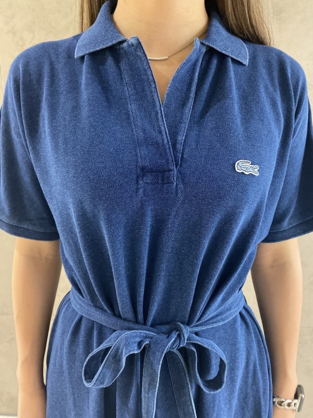 ブルー系のワンピース、ピンク系のショルダーバッグ、ホワイト系のスニーカーを着用したレディースの春コーディネートの3枚目の写真