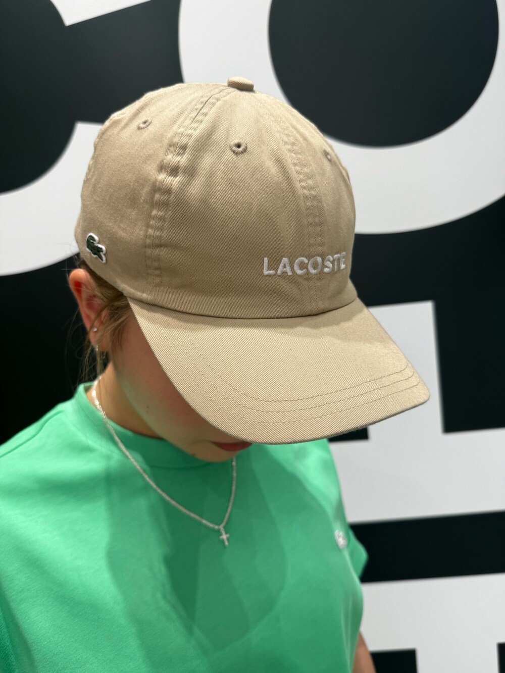 グリーン系のTシャツ/カットソー、ブルー系のデニムパンツ、ホワイト系のスニーカーを着用したレディースの夏コーディネートの7枚目の写真