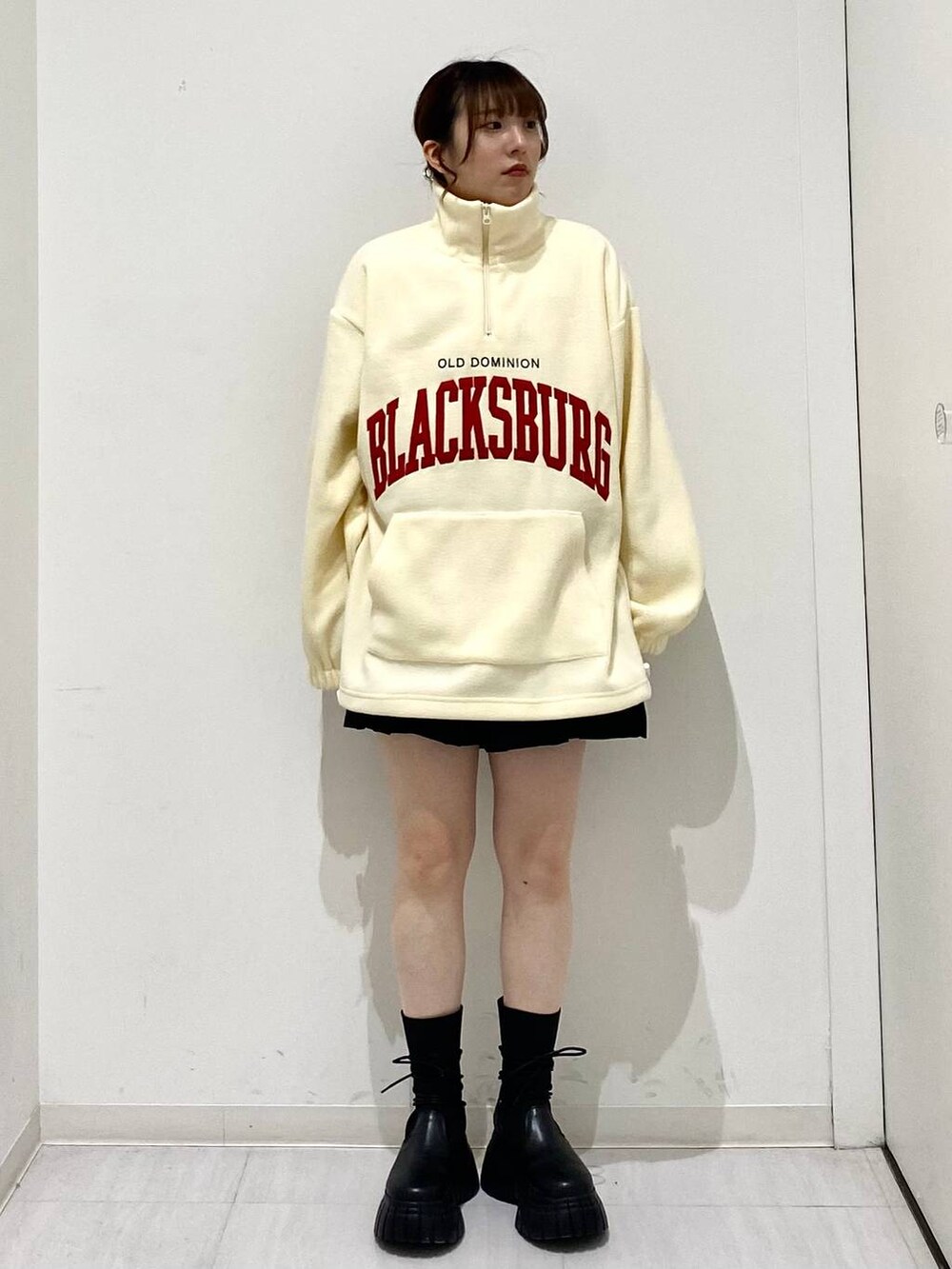 ブラック系のその他パンツ、ブラック系のブーツ、ベージュ系のその他トップスを着用したレディースの冬コーディネートの6枚目の写真