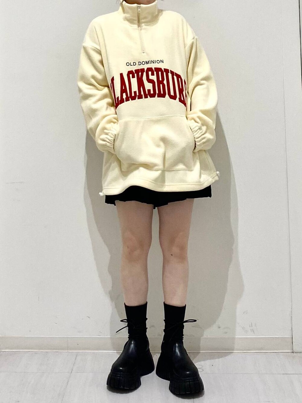 ブラック系のその他パンツ、ブラック系のブーツ、ベージュ系のその他トップスを着用したレディースの冬コーディネートの5枚目の写真