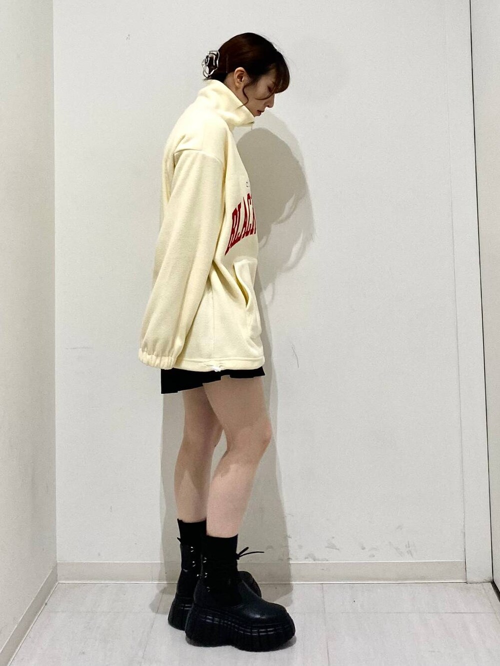 ブラック系のその他パンツ、ブラック系のブーツ、ベージュ系のその他トップスを着用したレディースの冬コーディネートの4枚目の写真