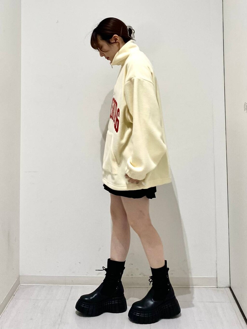 ブラック系のその他パンツ、ブラック系のブーツ、ベージュ系のその他トップスを着用したレディースの冬コーディネートの2枚目の写真