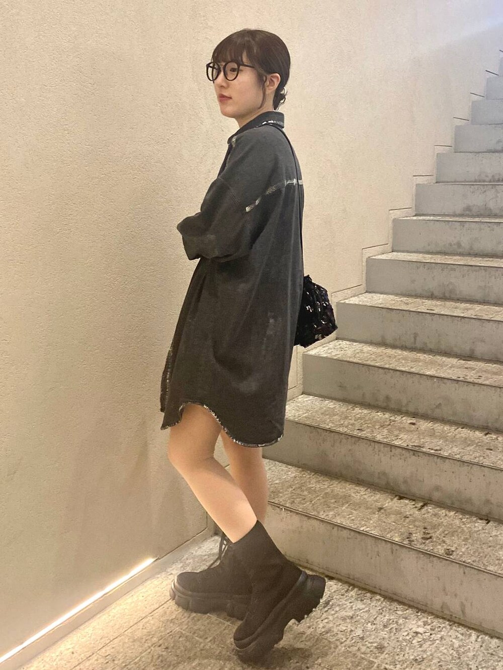 グレー系のその他パンツ、ブラック系のブーツ、ブラック系のショルダーバッグを着用したレディースの冬コーディネートの2枚目の写真