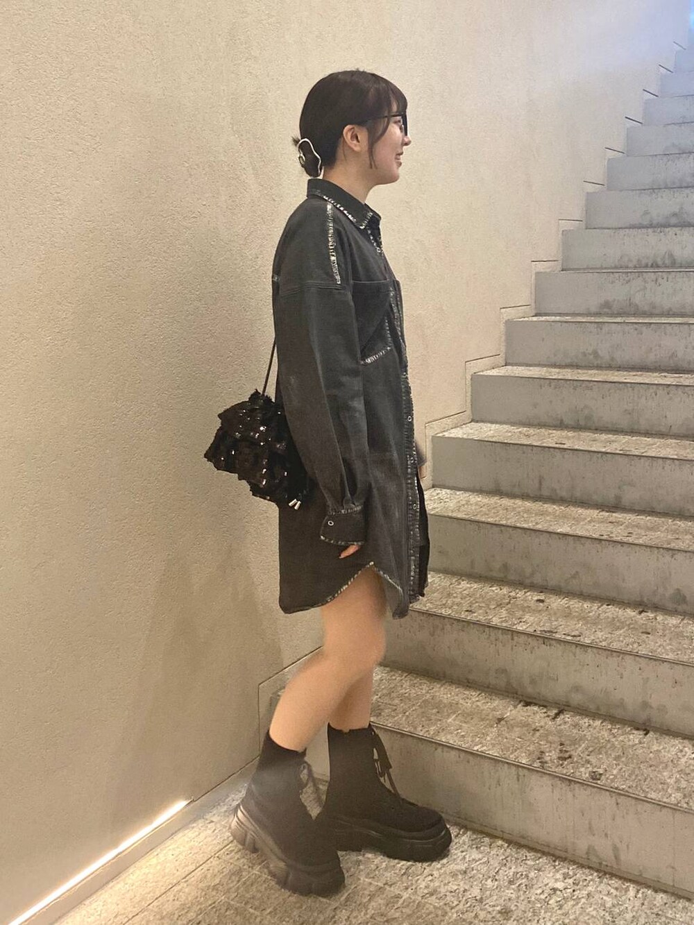 グレー系のその他パンツ、ブラック系のブーツ、ブラック系のショルダーバッグを着用したレディースの冬コーディネートの4枚目の写真