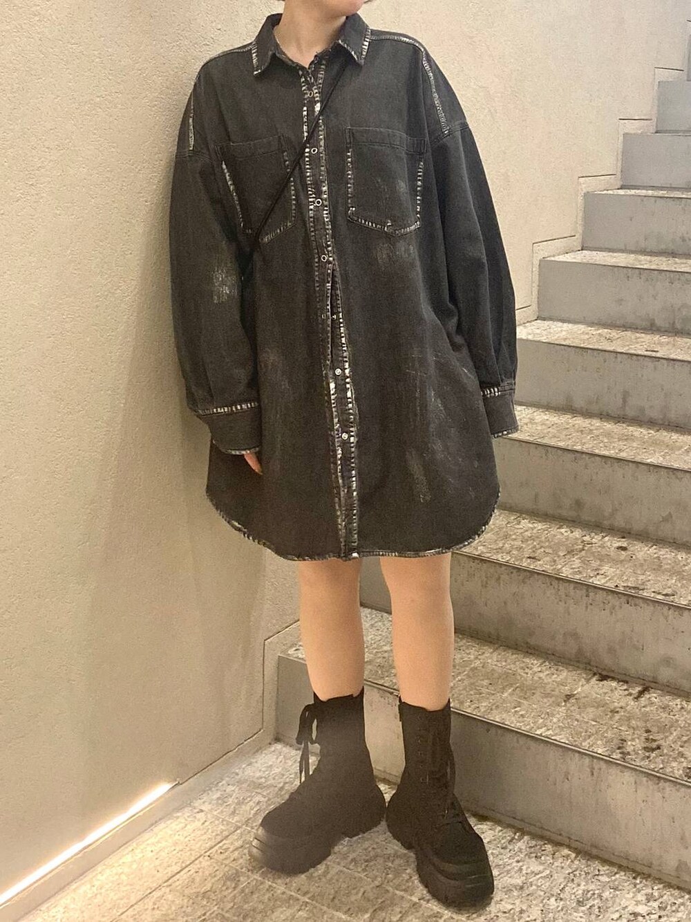 グレー系のその他パンツ、ブラック系のブーツ、ブラック系のショルダーバッグを着用したレディースの冬コーディネートの5枚目の写真