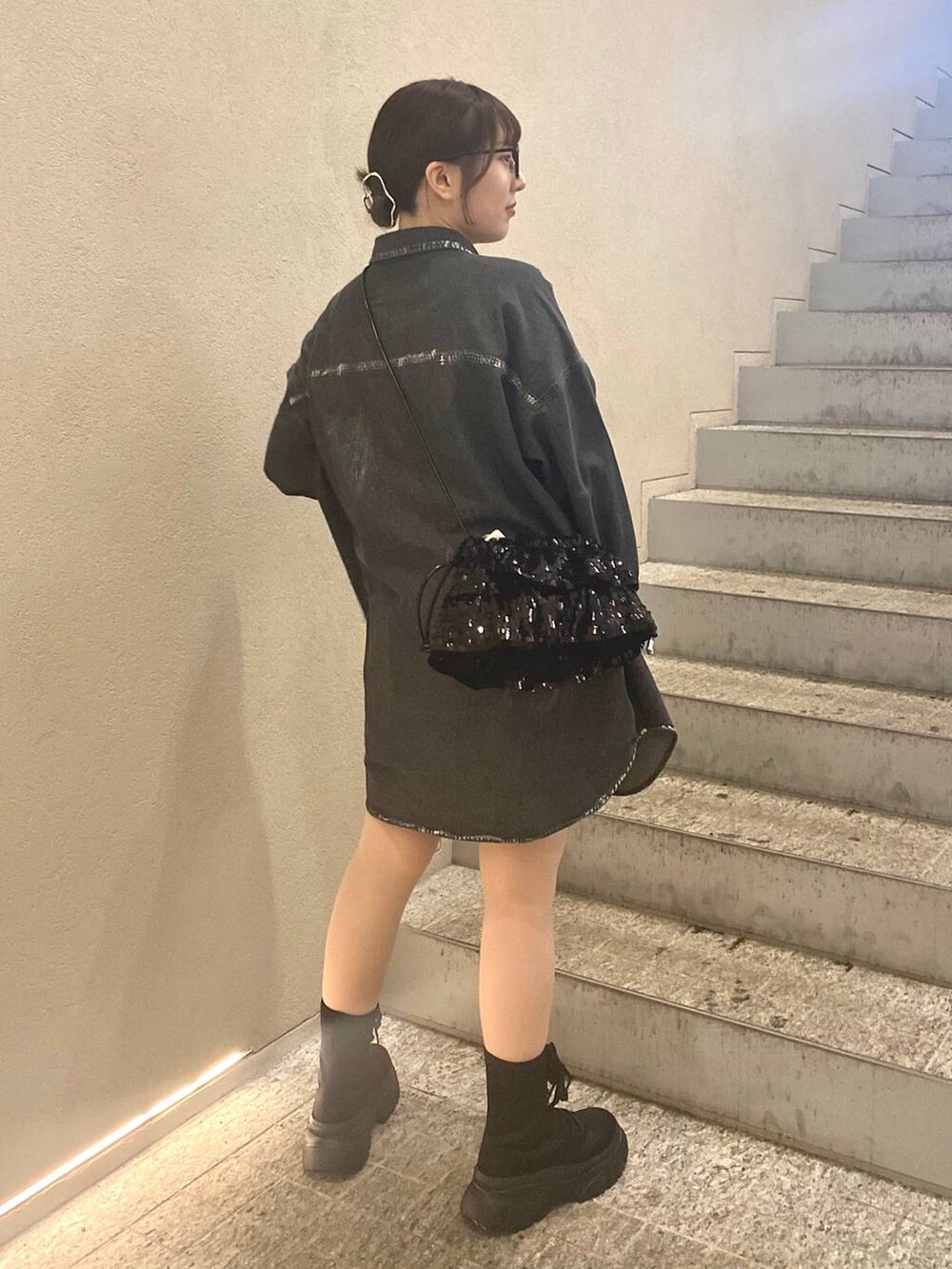 グレー系のその他パンツ、ブラック系のブーツ、ブラック系のショルダーバッグを着用したレディースの冬コーディネートの3枚目の写真