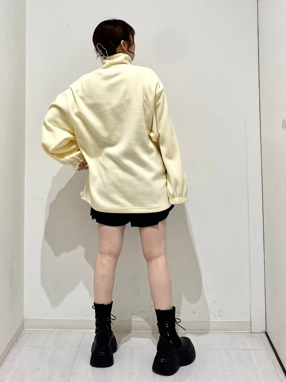 ブラック系のその他パンツ、ブラック系のブーツ、ベージュ系のその他トップスを着用したレディースの冬コーディネートの3枚目の写真