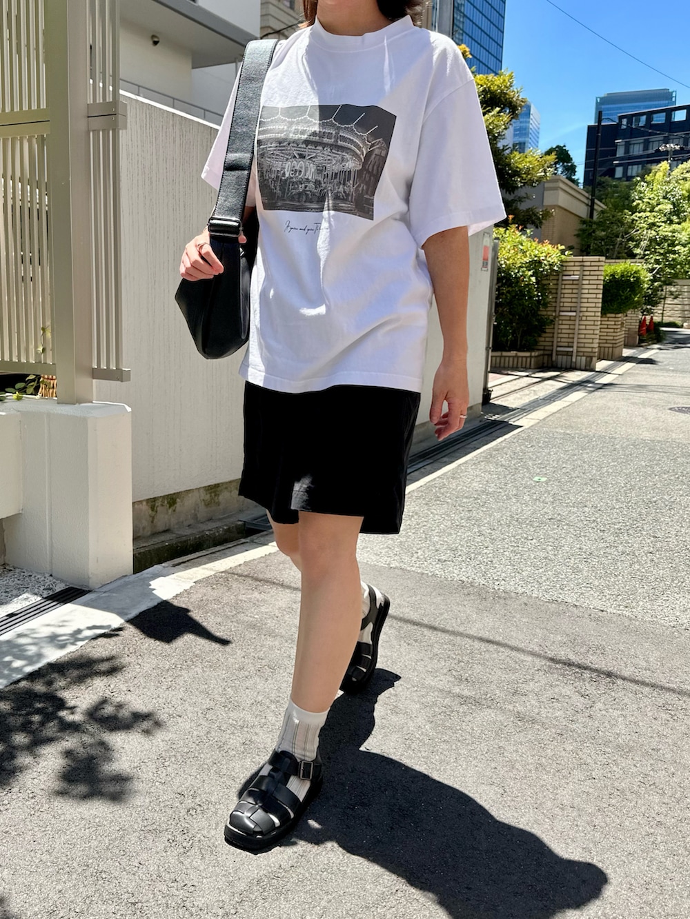 「ハーフパンツ、おでかけコーデ、夏、アウトドアスタイル、サンダルに靴下、グリーン、短パン、カジュアル、少年コーデ、クロワッサンバッグ、グラフィックＴ、グルカサンダル、HELLYHANSEN」｜「HELLY HANSENの【HELLY HANSEN】Bask Shorts バスクショーツ（その他パンツ、ブラック系）」を使った、osushikkoさん（レディース・154cm）の夏コーディネートの2枚目の写真