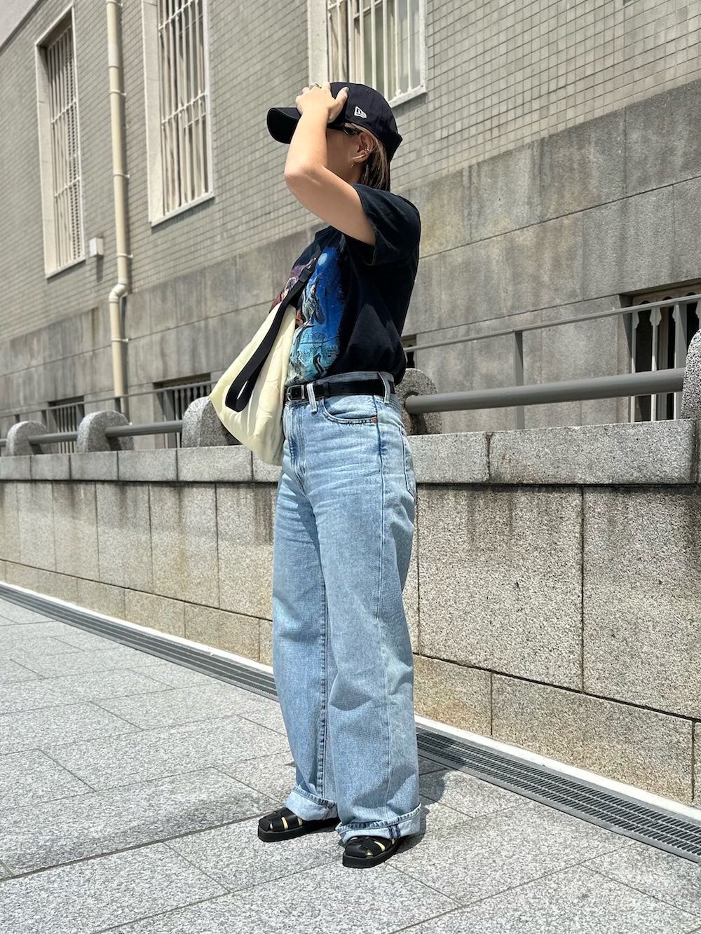 「ストレンジャーシングス、シンプルコーデ、やっぱり帽子が好き、デニム、グルカサンダル、ピクニック、お散歩コーデ、シンプルカジュアル、ラフ、Levi's、キャップ、Tシャツ、黒Tシャツ」｜「古着のアイテム（Tシャツ/カットソー、ブラック系）」を使った、osushikkoさん（レディース・154cm）の夏コーディネートの4枚目の写真