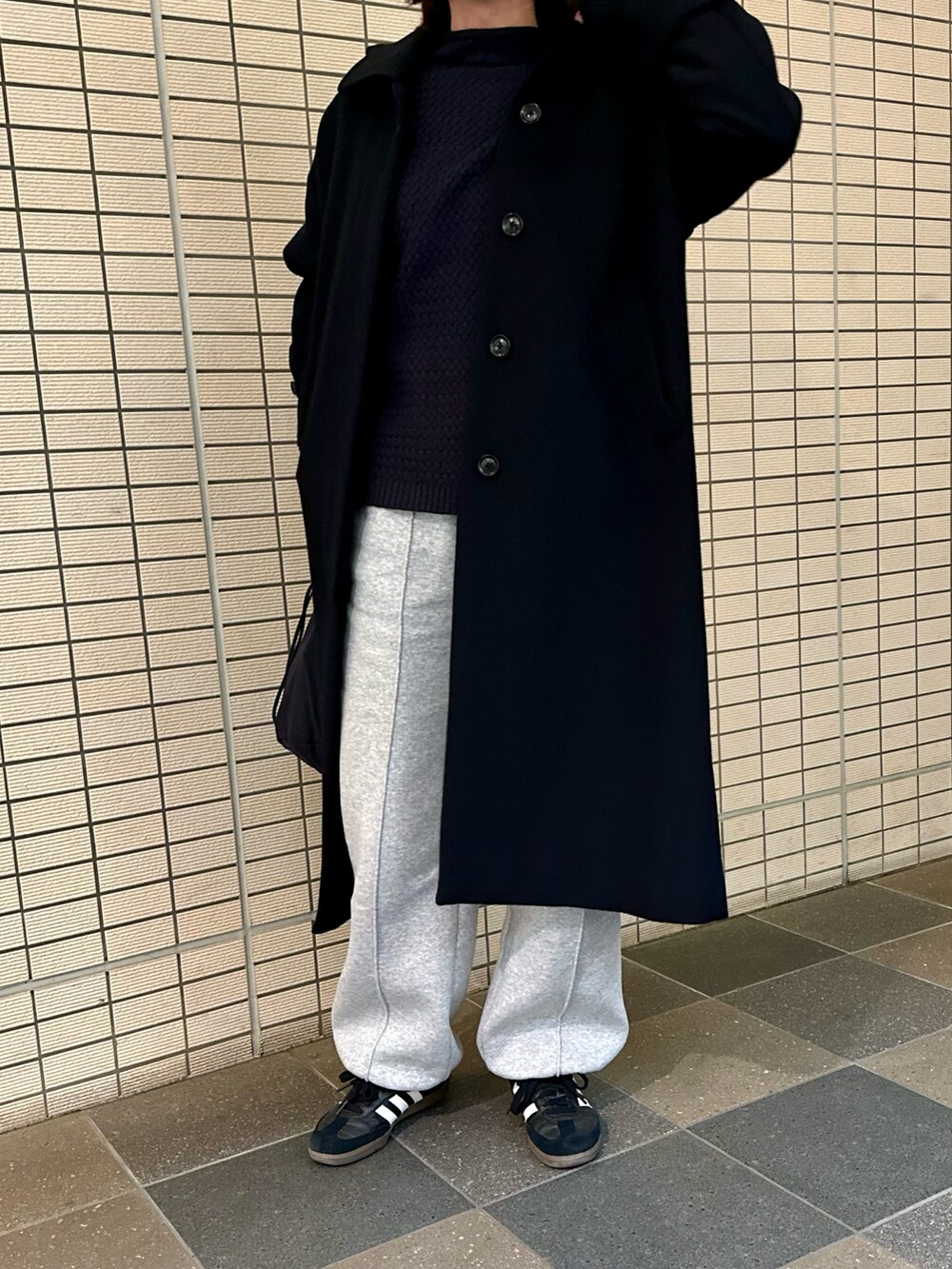 「カジュアルスタイル、大人かわいい、シンプルコーデ、ラフコーデ、GU、スウェットパンツ、ポップコーンニット、かぐれ、楽チンコーデ、samba、ロングコート、巾着バッグ、サンバ、MidiUmi」｜「GUのアイテム（スウェットパンツ、グレー系）」を使った、osushikkoさん（レディース・154cm）の冬コーディネートの3枚目の写真