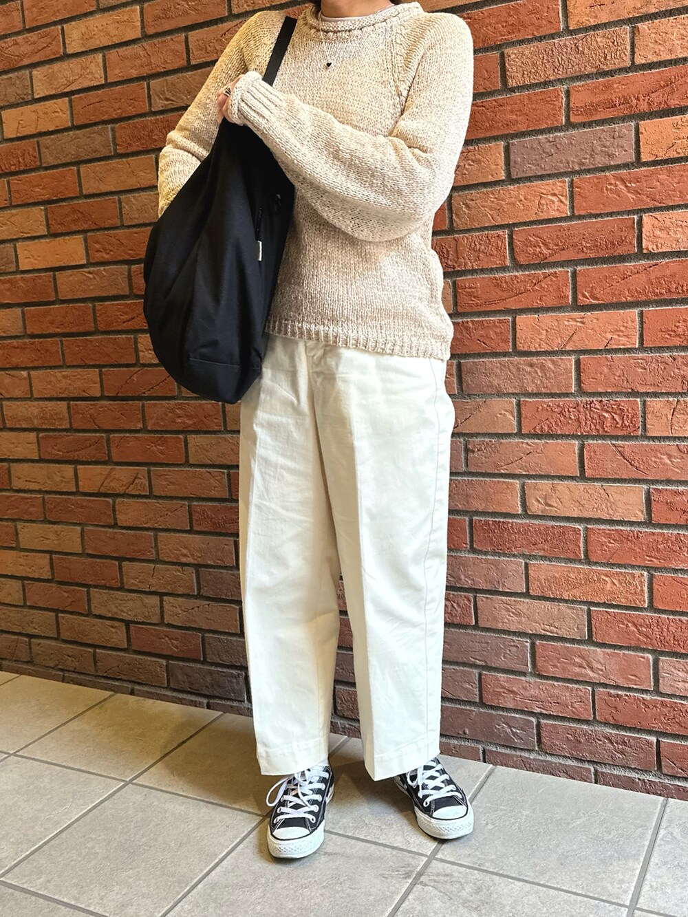 「ホワイトパンツ、ベージュ、ホワイト×ベージュ、コンバース、センタープレスパンツ、カジュアル、春服コーデ、春、きれいめカジュアル、オトナ女子、韓国ファッション、最近のいい感じコーデ、淡色コーデ」｜「MidiUmiのアイテム（パンツ、ホワイト系）」を使った、osushikkoさん（レディース・154cm）の春コーディネートの2枚目の写真