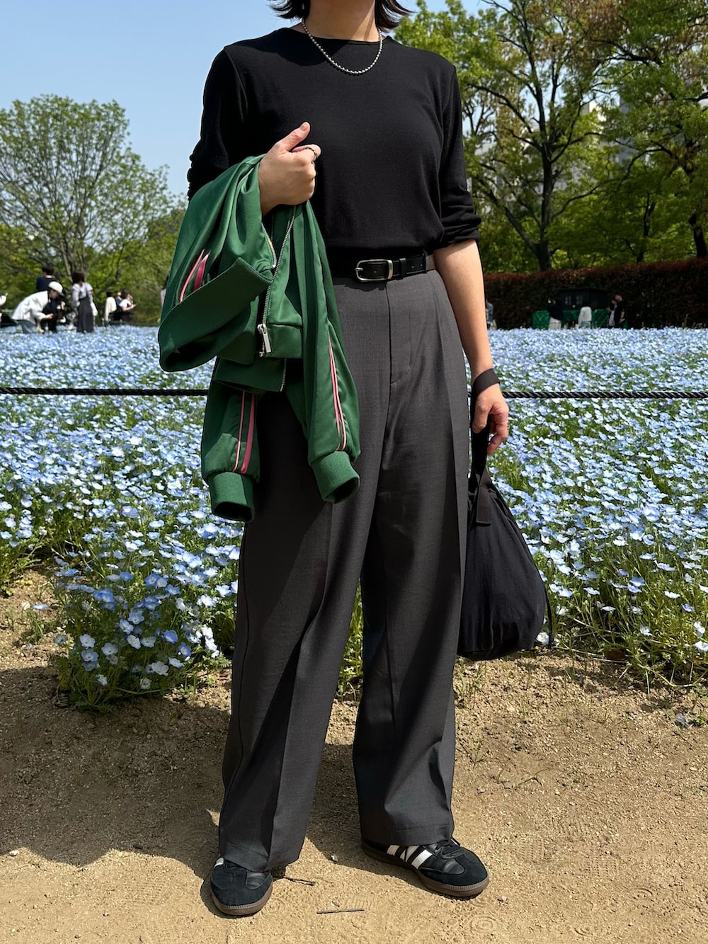 「スポーツミックス、トラックジャケット、ジャージ、samba、adidas、シンプルコーデ、シンプルスタイル、ゆるコーデ、緑、スラックス、ohotoro、かっこいい、大人可愛い、ZARA」｜「ZARAのアイテム（ジャケット/アウター、グリーン系）」を使った、osushikkoさん（レディース・154cm）の春コーディネートの2枚目の写真