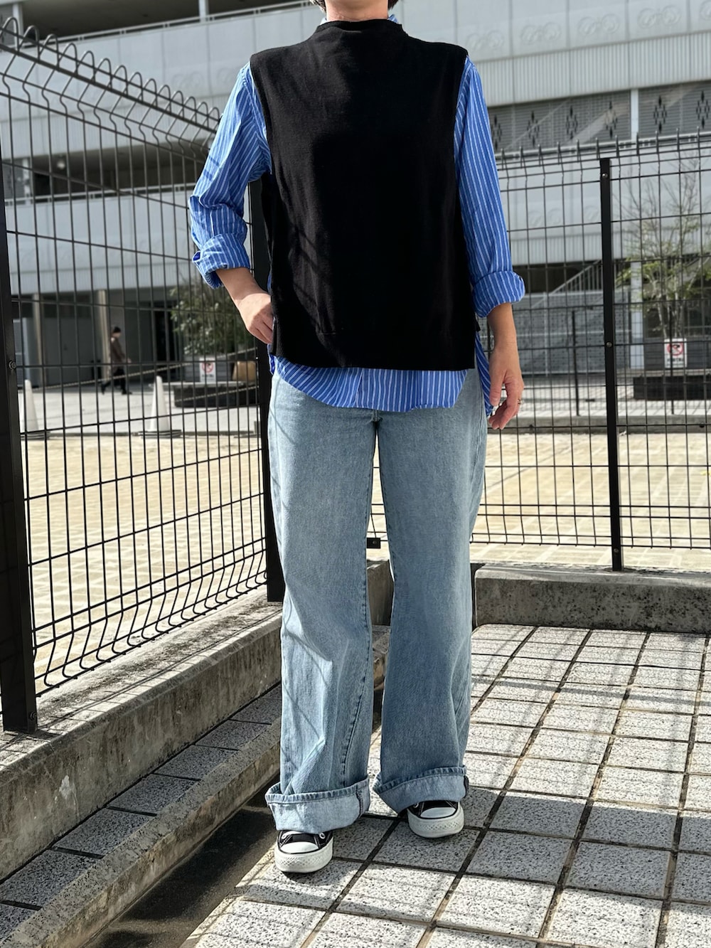 「秋冬、ジャケット、ダブルジャケット、ベスト×シャツ、ストライプシャツ、ロールアップデニム、コンバース、リュックスタイル、きれいめカジュアル、デニム、大人カジュアル、モノトーン、ジャケットスタイル、ベスト、30代コーデ」｜「MidiUmiのMidiUmi T/Rダブルジャケット（チェック)（その他アウター、ブルー系）」を使った、osushikkoさん（レディース・154cm）の秋コーディネートの3枚目の写真