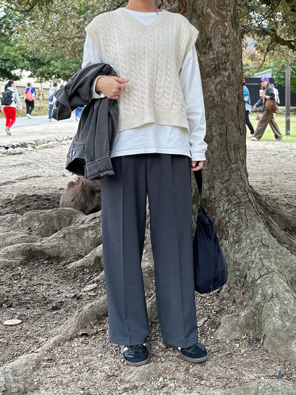 「Gジャン、デニムジャケット、秋冬コーデ、モノトーン、アディダス、samba、巾着バッグ、ニットベスト、レイヤードスタイル、カジュアル、Levi's、MidiUmi、黒Gジャン、スラックス、ケーブルニット」｜「Levi'sのLevi's/リーバイス  XL WOMEN'S トラッカージャケット（デニムジャケット、ブラック系）」を使った、osushikkoさん（レディース・154cm）の秋コーディネートの2枚目の写真