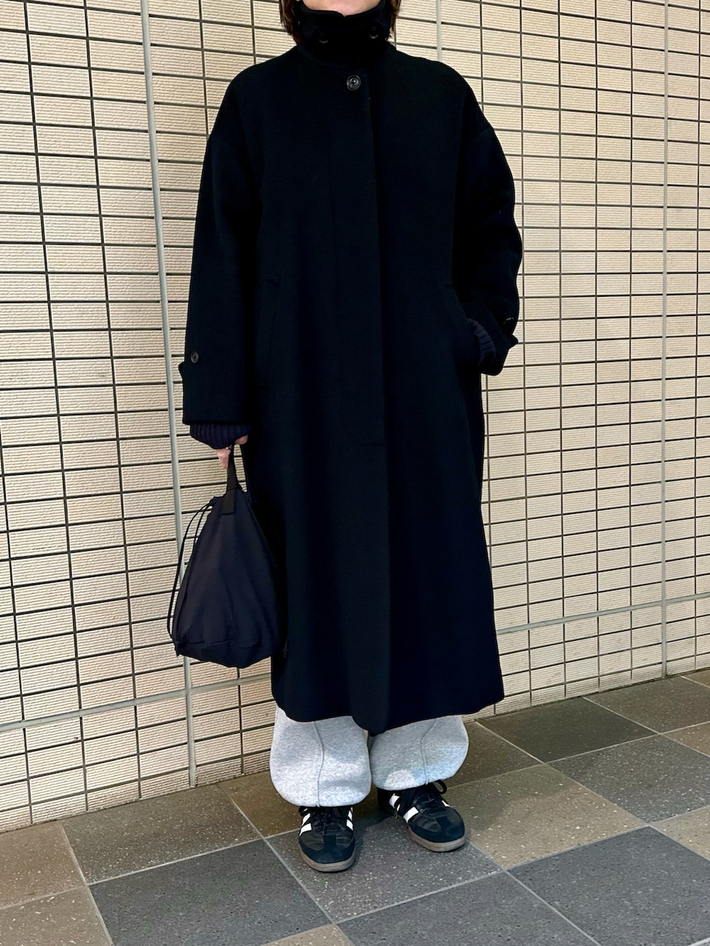 「カジュアルスタイル、大人かわいい、シンプルコーデ、ラフコーデ、GU、スウェットパンツ、ポップコーンニット、かぐれ、楽チンコーデ、samba、ロングコート、巾着バッグ、サンバ、MidiUmi」｜「GUのアイテム（スウェットパンツ、グレー系）」を使った、osushikkoさん（レディース・154cm）の冬コーディネートの2枚目の写真