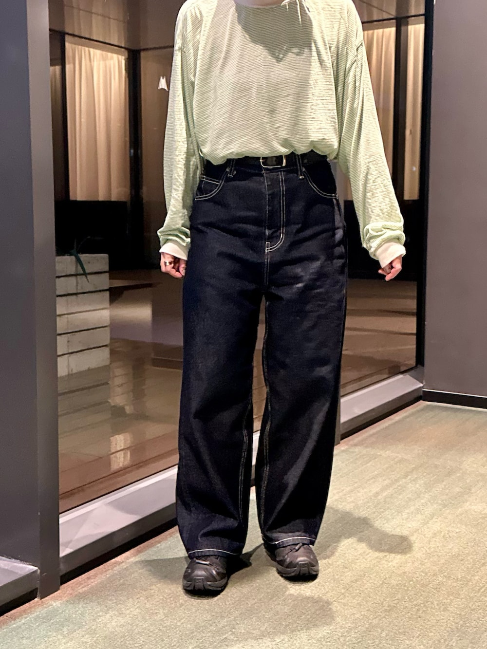 「merino wool、ONC MERINO、グリーン、ボーダートップス、MidiUmi、SALOMON、カジュアル、シンプルカジュアル、デニム、ボーダー、パンツコーデ、ノンウォッシュデニム」｜「ONC MERINOのアイテム（Tシャツ/カットソー、グリーン系）」を使った、osushikkoさん（レディース・154cm）の夏コーディネートの2枚目の写真